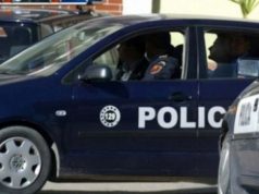 Dy persona të armatosur grabisin një mjet, plagosin efektivin e policisë