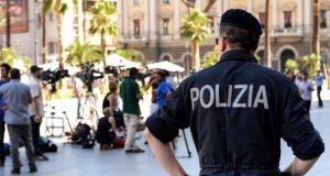 Itali, dy shqiptarë pritë policit dhe e masakrojnë me shkop bejsbolli