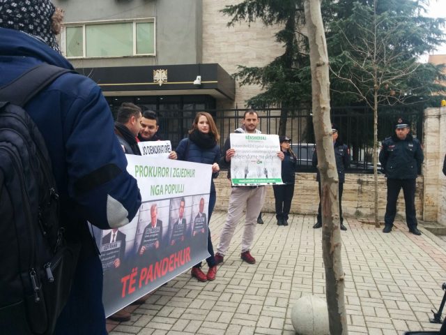 prokurori_prioteste_qytetare_1_17588.jpg