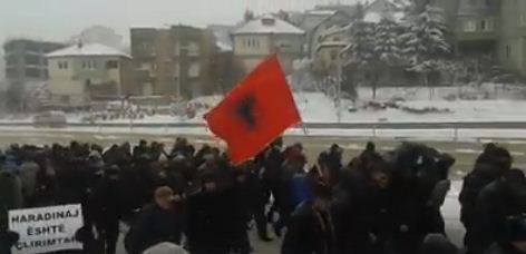 Protestë masive tek Ambasada Franceze në Kosovë për arrestimin e Haradinajt