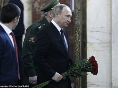 Putin në ceremoninë e ambasadorit të vrarë me trëndafila të kuq, nuk flet asnjë fjalë