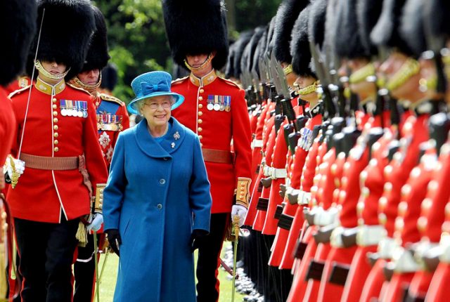 queens_guard_zoom_39824.jpg