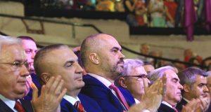 Koalicioni mazhoritar çel e mbyll derë, Paskal Milo hyn, Vangjel Dule del