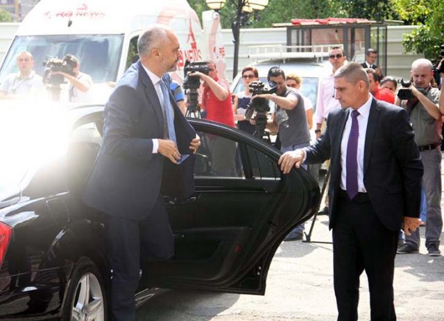 Festa e 25 vjetorit të PS. Edi Rama i vjen përqark Sheshit “Skënderbej”, të ftuarit kontrollohen me detektor