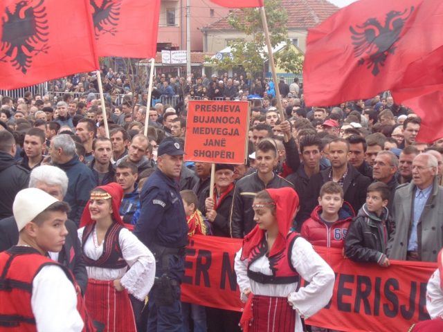 Policia serbe djeg 600 flamuj shqiptarë në Preshevë