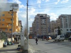 VIDEO/ Tmerr në Tiranë, shikoni çfarë bën kjo nënë në mes të rrugës, e shtrin fëmijën përtokë dhe më pas e…