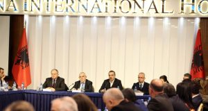 FOTO LAJM/ Erion Veliaj injoron takimin me Saimir Tahirin, mungesa i bie në sy për keq edhe “Top Channel”