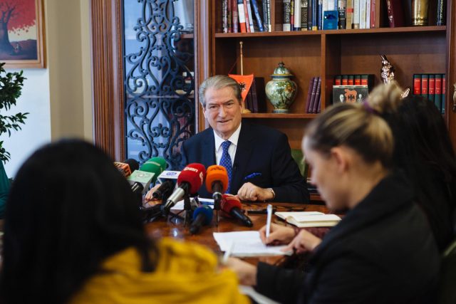 Berisha: Policët shuajnë dëshpërimin duke tymosur kanabis