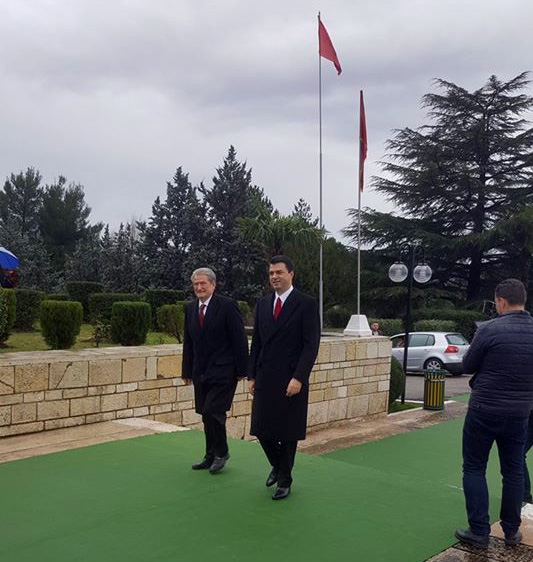 Pas mbledhjes me aleatët e PD-së, Basha takon Berishën