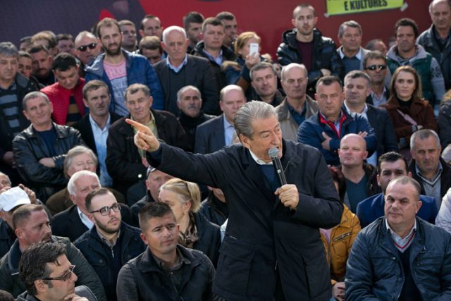 sali_berisha_proteste_cadra_copy_1_42931.jpg