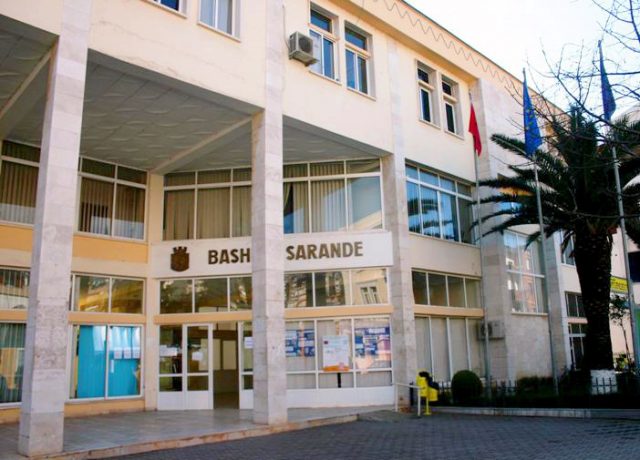 EMRAT/ Në pranga drejtori i urbanistikës së Sarandës dhe 9 persona të tjerë
