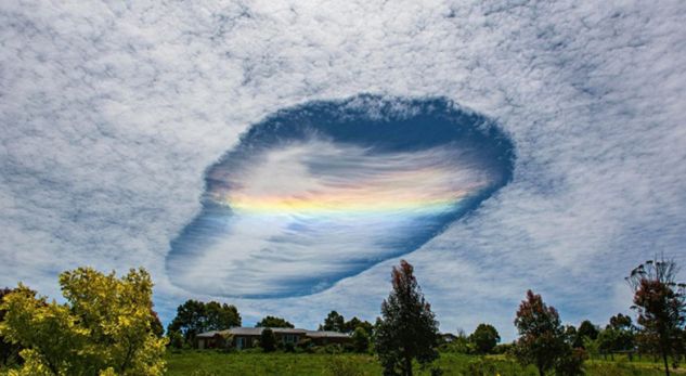 FOTO/ Re të rralla me ylber shfaqen në qiellin australian