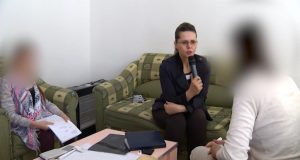 SKANDAL/ Vajza 18 vite e sëmurë, komisioni i kempit i heq nënës kujdestarinë