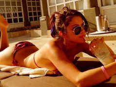 Selena Gomez joshëse në pishinë… dhe me bikini