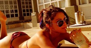 Selena Gomez joshëse në pishinë… dhe me bikini