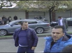VIDEO/ Shkodër, shefi i krimit ekonomik kërcënon me pistoletë shitësit e duhanit