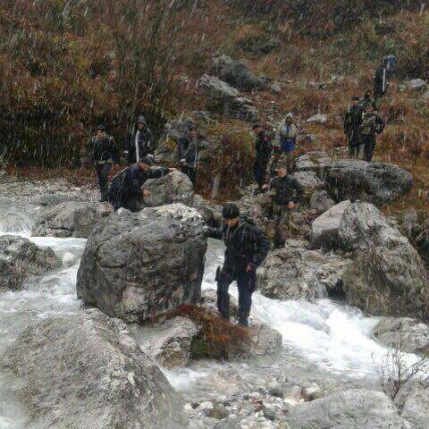 LUFTË NË DUKAGJIN/ Policia përleshet me pengmarrësit në borë, lirohet pengu 10 mijë eurosh