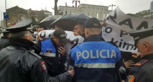 FOTO LAJM/ Edi Ramën e presin me protesta edhe në universitetin e Shkodrës: Rama ik! Qeveri teknike!