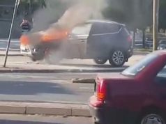 Vlorë, një automjet përfshihet nga flakët