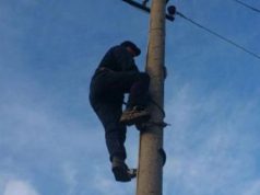 Durrës, hipën në shtyllë dhe kërcënon me vetëvrasje