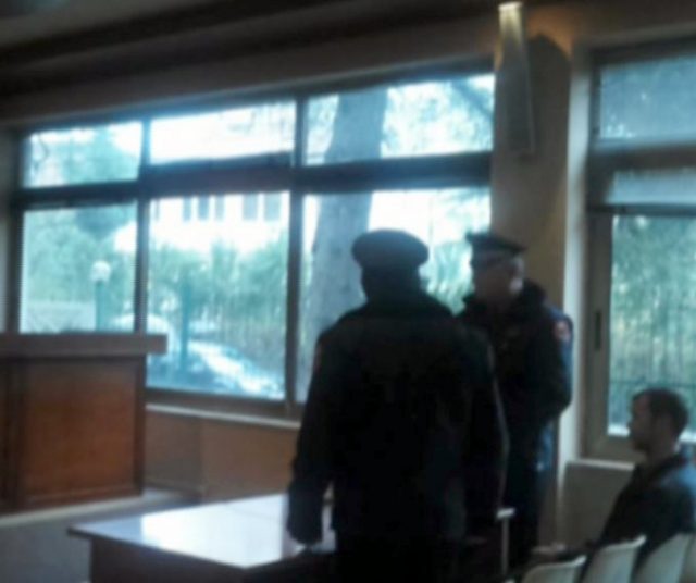 Fier, “vasësi” i 82 vjeçarit mohon krimin, gjykata e lë në burg