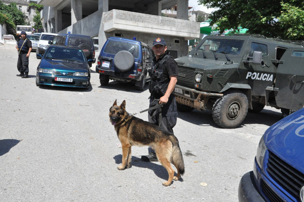Lazarat, qëlloi me sende të forta policinë, arrestohet 25 vjeçari