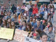 Studentët kundër reformës së arsimit, protestojnë përballë Kryeministrisë