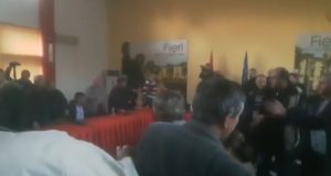 VIDEOLAJM/ Qytetarët mësyjnë zyrën e Armando Subashit: Dil jashtë!