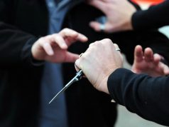 EMRI/ Elbasan, i dehuri plagos me thikë dy të moshuar dhe ikën “në punë të vet” me motor pa dokumente