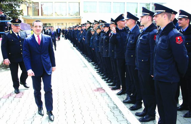 tahiri_parade_me_policiet_18100.jpg
