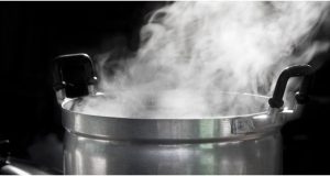 Durrës, babai i dehur grindet me gruan djeg me ujë të nxehtë vajën 14 vjeçe