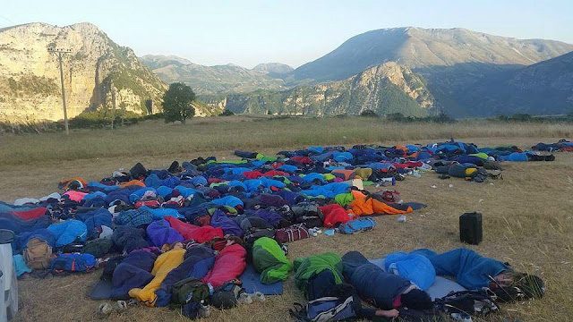 FOTO LAJM/ Tepelenë, “pushtohet” Nivica, nuk janë refugjatë …!