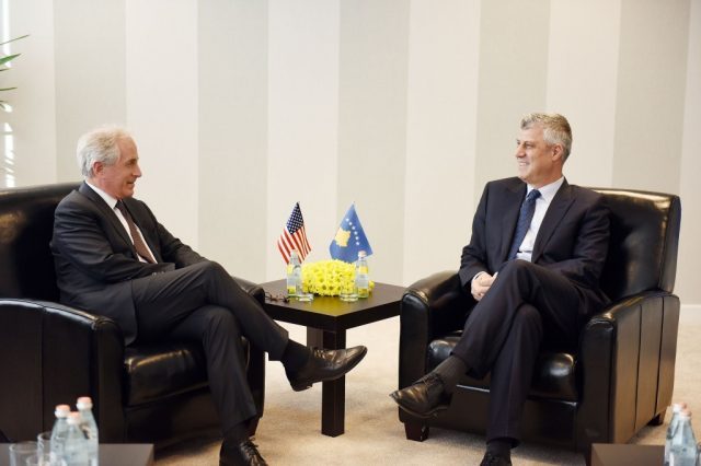 thaci_me_amerikanin_36924.jpg