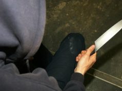 Po bënte vrap buzë detit kur tre burra e sulojmë dhe i ngulin thikën