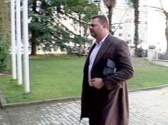 Tom Doshit si ndahen telashet, ja për çfarë akuzohet