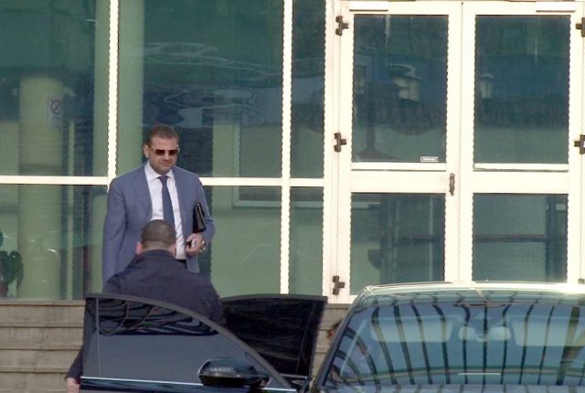 Prokuroria tërhiqet nga dy akuza, Tom Doshi hetohet vetëm për “kallëzim të rremë”