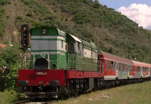 E shtyp treni, vdes 70-vjeçarja