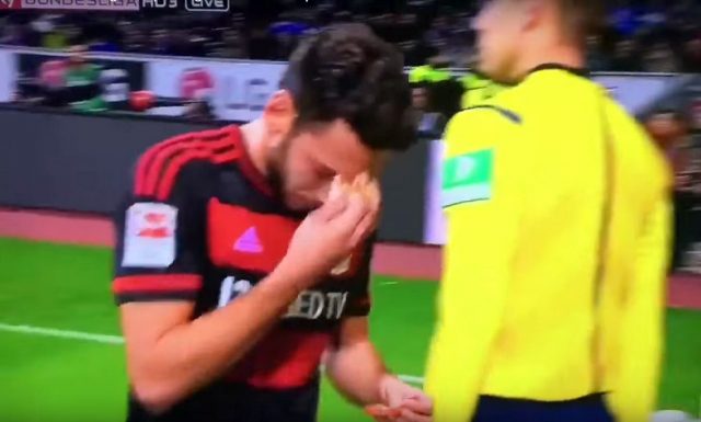 VIDEO/ Mesfushori turk sfidon tifozët që e qëlluan me bukë