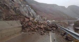 Gurët dhe dherat bllokojnë rrugën nacionale Has-Tropojë, asnjë ndërhyrje për zhbllokimin e saj