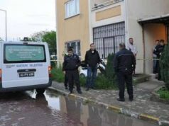 Kthehen nga pushimet, gjejnë një trup në dhomën e gjumit