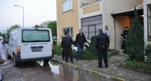 Kthehen nga pushimet, gjejnë një trup në dhomën e gjumit