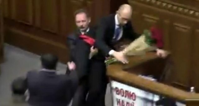 VIDEO/ Sherr në parlamentin e Ukrainës, deputeti i jep lule kryeministrit dhe e largon nga foltorja