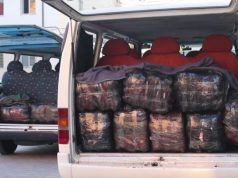 Tiranë, tregëtarja dhe doganieri arrestohen për korrupsion dhe kontrabandë konfeksionesh dhe flori