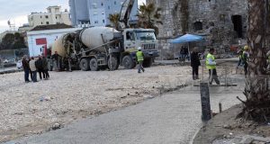 VIDEO & FOTO GALERI/ Vangjush Dako injoron vendime gjykatës, vazhdon betonizimi i gjetjeve arkeologjike te “Veliera”