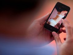 Berat, gjimnazisti shantazh vajzës me foto e video intime, ajo i jep euro e bizhuteri floriri