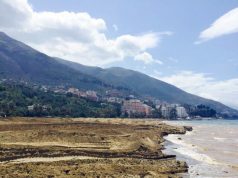 FOTO GALERI/ Zhduket ngjyra blu nga Plazhi i Vlorës