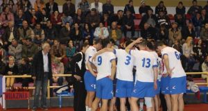 VIDEO/ Lojtari godet me grusht trajnerit, degjeneron ndeshja Vllaznia – Tirana