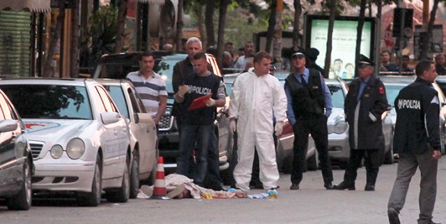 Vrasja e trefishtë te “Shkencat”, mamaja e vëllezërve: Ja lidhja e djemve të mi me killerin e Camorra-s