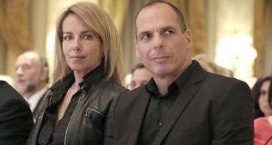 Greqi, sulmohet në një lokal ministri i Financave, bashkëshortja heroinë e shpëton me trupin e saj