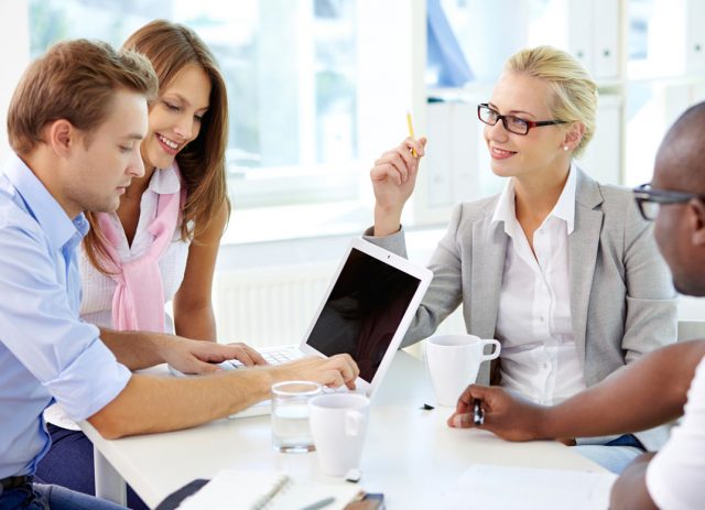 Meshkujt dhe femrat nuk paguhen njësoj për të njëjtën punë, ja diferencat në Shqipëri